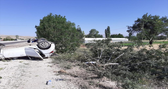 Korkuteli'de ağaca çarpıp takla atan otomobildeki 3 kişi yaralandı 