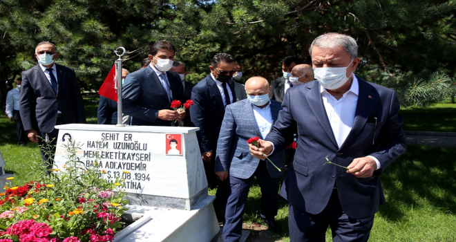 Milli Savunma Bakanı Akar, Kayseri'de şehitlikleri ziyaret etti