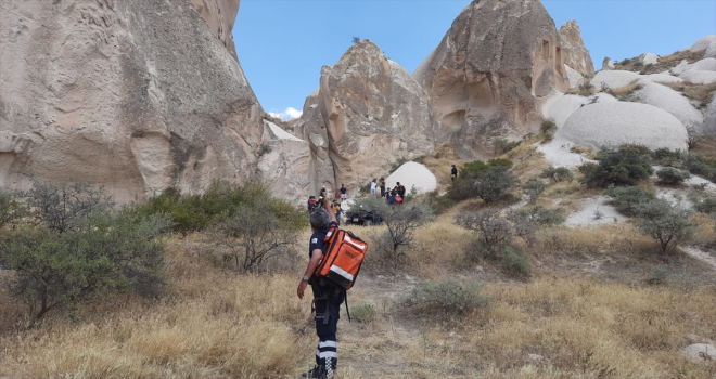 Nevşehir'de fotoğraf çekerken düşerek kayalıklara sıkışan turisti AFAD ekipleri kurtardı