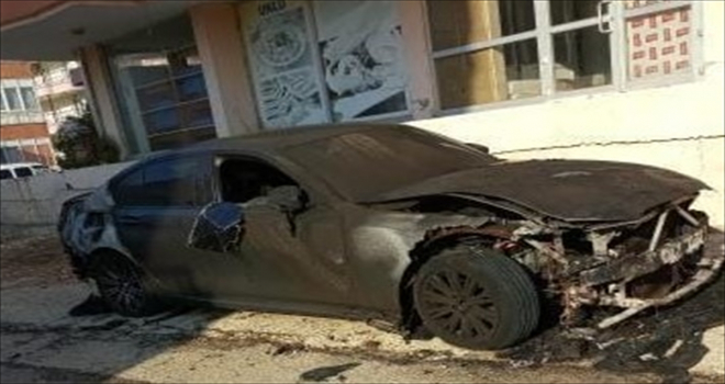Serik'te park halindeki otomobil yandı