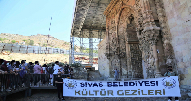 Sivas'ta 200 öğrenci, Divriği'deki tarihi mekanları gezdi