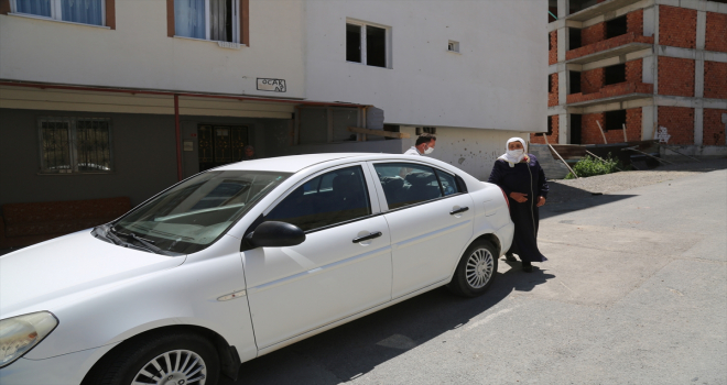 Sivas'ta Kovid-19 aşısı olmak isteyen yaşlı çiftin yardımına belediye ekipleri koştu