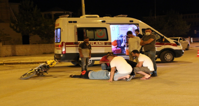 Sivas'ta otomobil ile motosiklet çarpıştı: 2 yaralı 