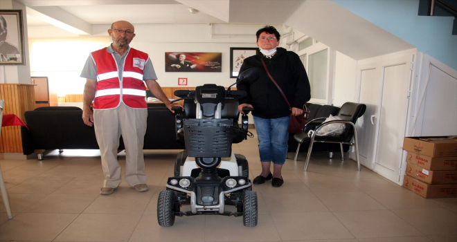 Türk Kızılay, Şarkışla'da bedensel engelli vatandaşa akülü araba hediye etti