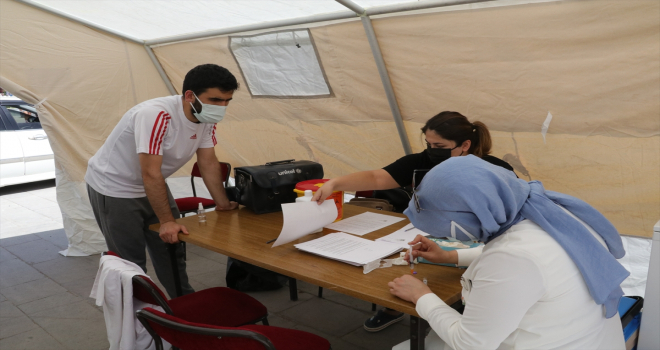 Yozgat'ta Cumhuriyet Meydanı ve terminale Kovid-19 aşı çadırı kuruldu
