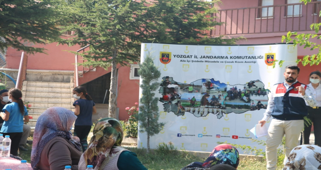 Yozgat'ta jandarma köylerde vatandaşları bilgilendiriyor