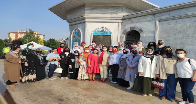 AK Parti Eskişehir Kadın Kolları vatandaşlara aşure ikram etti 
