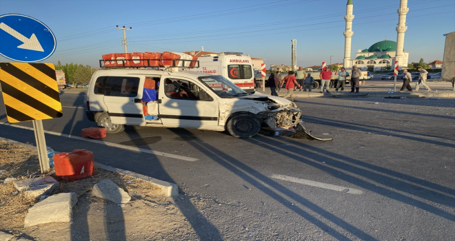 Aksaray'da hafif ticari araç ile otomobil çarpıştı: 5 yaralı