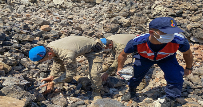 Akseki'de yangında zarar gören evlerin enkazını kaldırma çalışmalarına askerler de katılıyor