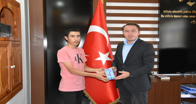  Akseki Kaymakamı Hülür, YKS'de dereceye giren öğrenciyi ödüllendirdi