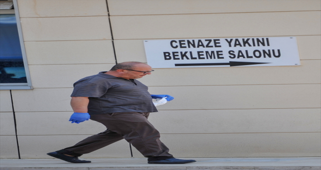 Antalya'da evlerinde ölü bulunan anne ve kızının cenazeleri yakınlarına teslim edildi