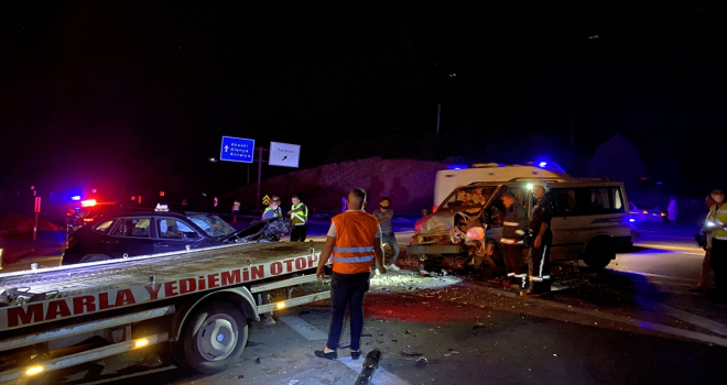 Antalya'da otomobil ile minibüsün çarpıştığı kazada 2 kişi yaralandı