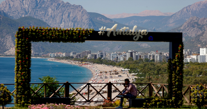 Antalya'da sıcak havadan bunalanlar sahillerde serinledi