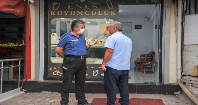 Antalya'da silah tehdidiyle kuyumcudan bir miktar para ve altın çalan 2 şüpheli aranıyor 
