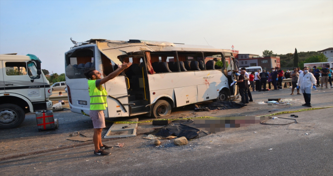 Antalya'da tur midibüsünün devrilmesi sonucu 3 kişi öldü, 16 kişi yaralandı