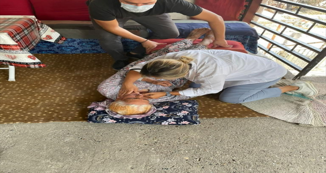 Antalya'da yangının tehdit ettiği bölgede fenalaşan kadına ilk müdahaleyi milletvekili Çokal yaptı