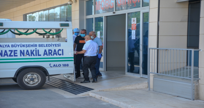 Antalya'da yolun karşısına geçmeye çalışan bahçıvan iki otomobilin peş peşe çarpmasıyla hayatını kaybetti 