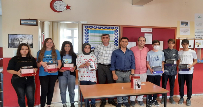Beyşehir'de mahalle muhtarı maaşıyla fen lisesini kazanan öğrencileri ödüllendirdi
