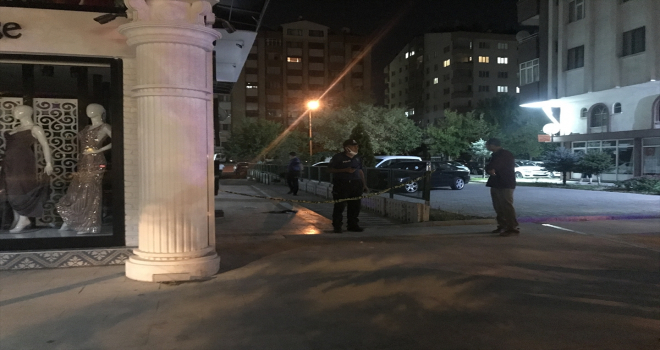 Bir gün arayla iki kişiyi silahla yaraladı