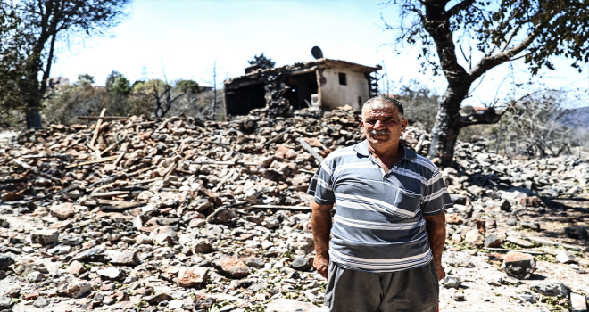 Çevre ve Şehircilik Bakanı Kurum, Akseki'de yangından etkilenen vatandaşları ziyaret etti