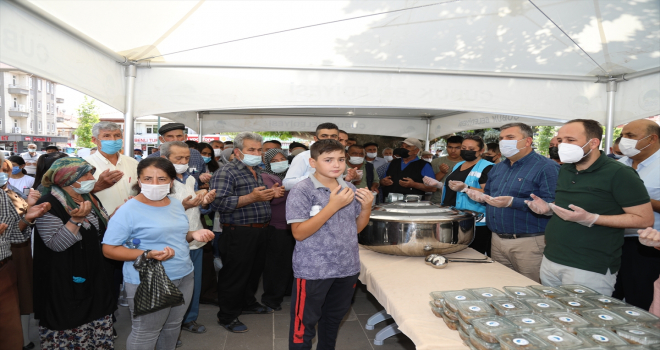 Çubuk ilçesinde vatandaşa ve esnafa aşure ikram edildi