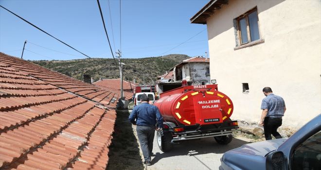 Çubuk'ta çıkan yangında 3 ev ve samanlıkları kullanılamaz hale geldi
