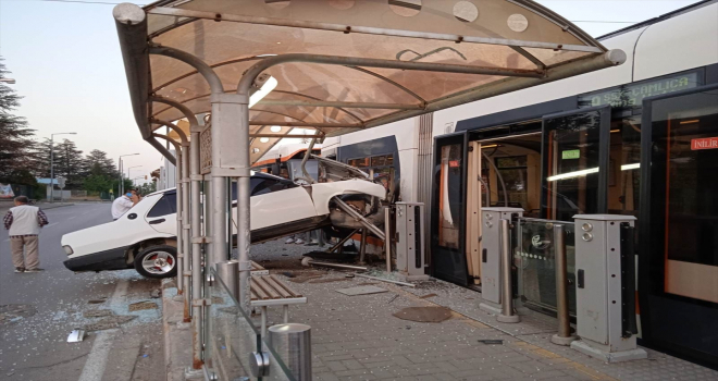 Eskişehir'de durağa ve tramvaya çarpan otomobilin sürücüsü yaralandı