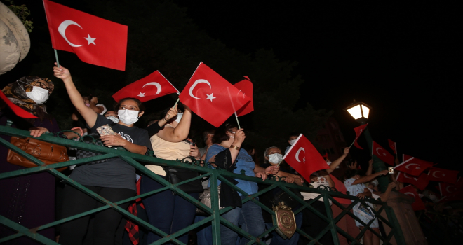 Eskişehir'de Porsuk Çayı'nda botlarla fener alayı düzenlendi