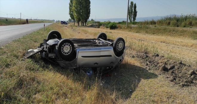 Eskişehir'de şarampole devrilen otomobildeki 3 kişi yaralandı