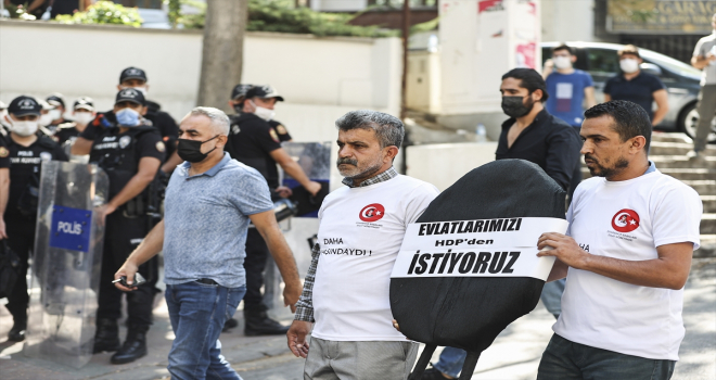 Evlat nöbeti tutan babalar, HDP Genel Merkezi'ne siyah çelenk bıraktı