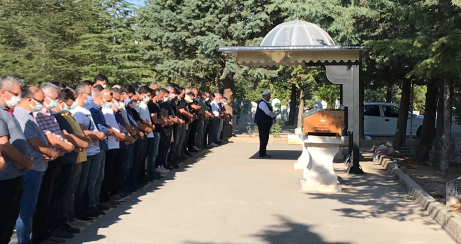 Trafik kazasında hayatını kaybedin 3 kişiden 2'si toprağa verildi