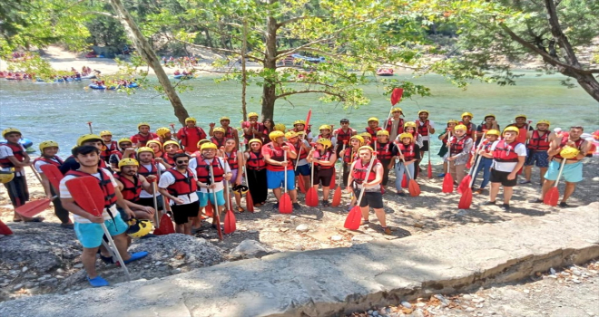 Hakkarili gençler Antalya'da raftinge katıldı, dalış yaptı