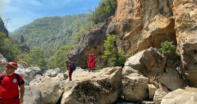 Belediyesi ekipleri, Manavgat'taki yangında mağarada mahsur kalan çoban ve keçilerini kurtardı