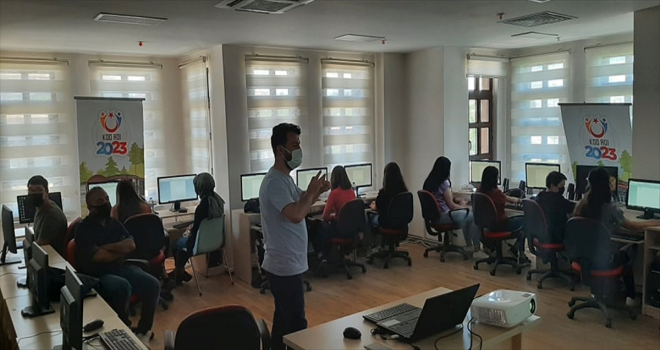 Kaman Gençlik Merkezinde açılan temel bilgisayar kursu ilgi görüyor