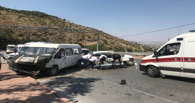 Kayseri'de otomobil ile minibüs çarpıştı: 3 yaralı