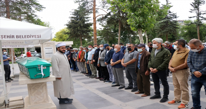 Kayseri'de trafik kazasında ölen öğretmen toprağa verildi