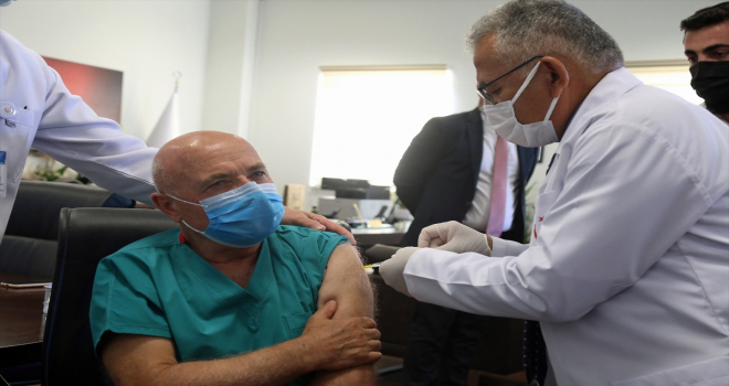 Kayseri'nin doktor belediye başkanı, doktor milletvekiline aşı yaptı