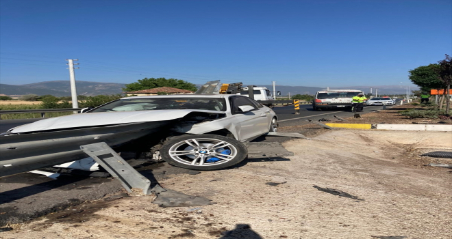 Konya'da refüjdeki korkuluklara çarpan otomobildeki 3 kişi yaralandı