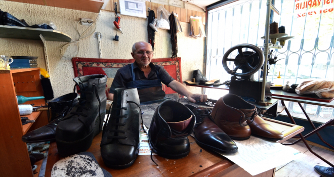 Konyalı Mehmet Usta, 24 yıldır kendisi gibi yürüme engelli olanlara özel ayakkabı üretiyor