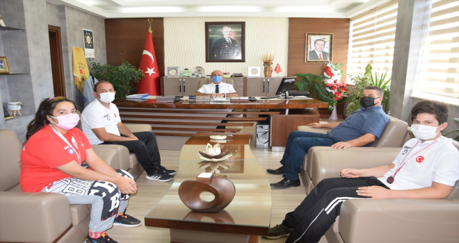 Kumluca Demirspor Kulübü sporcuları, Kaymakam Kolsuz'u ziyaret etti