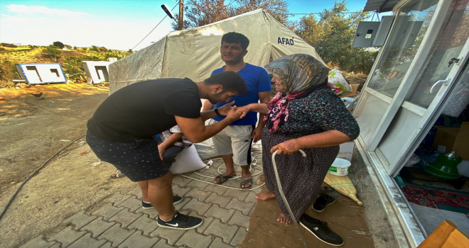 Manavgat'ta yangından kaçarken araçları devrilen anne ve oğlunu orman işçileri kurtardı