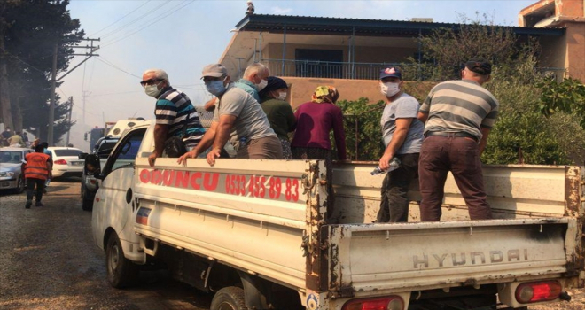 Manavgat'taki orman yangını daha önce tedbir amaçlı boşaltılan mahalleye sıçradı 