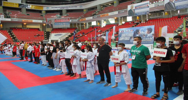 Mehmet Özhaseki, Kayseri'deki Türkiye Yıldızlar Karate Şampiyonası'nın açılış törenine katıldı