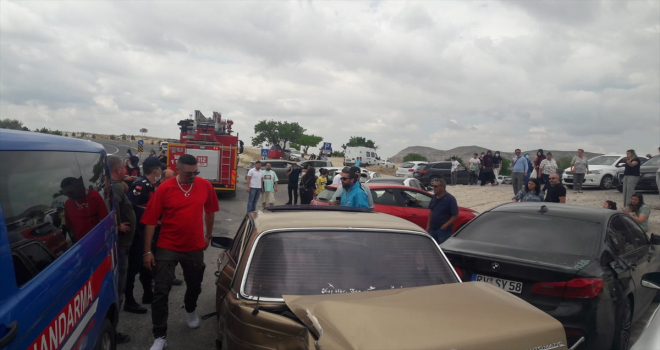 Nevşehir'de otomobil park halindeki 5 araca çarptı: 2 yaralı 