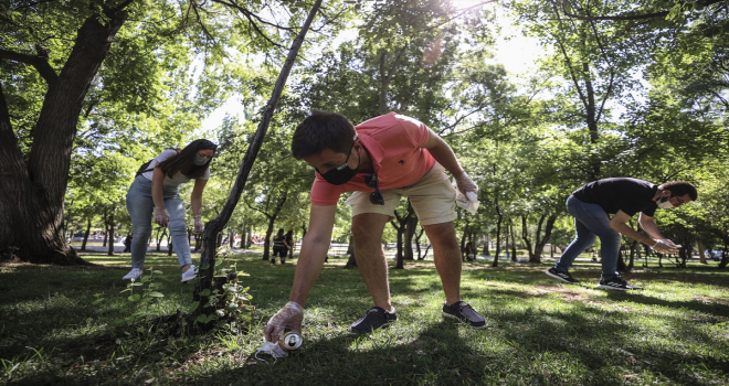 PAY Gençlik Derneği, Kurtuluş Parkı'nı temizledi