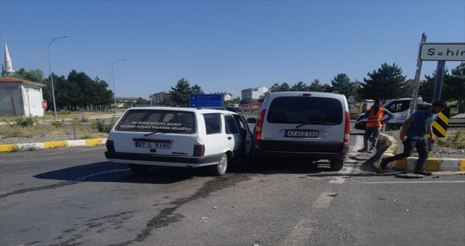 Seydişehir'de trafik kazası: 3 yaralı 
