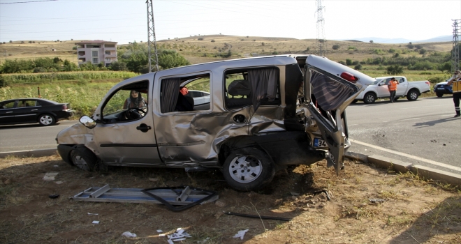 Sivas'ta ambulansla hafif ticari araç çarpıştı: 7 yaralı