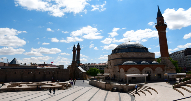 Sivas'taki ecdat yadigarı tarihi yapılar turist çekiyor 