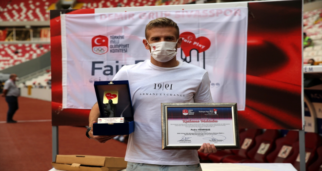Sivassporlu futbolcu Pedro Henrique'ye Göztepe maçı öncesi fair play ödülü verildi