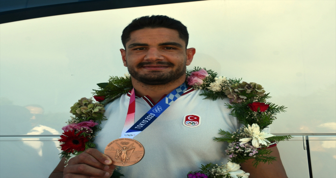 Tokyo 2020'de bronz madalya kazanan Taha Akgül, memleketi Sivas'ta çiçeklerle karşılandı